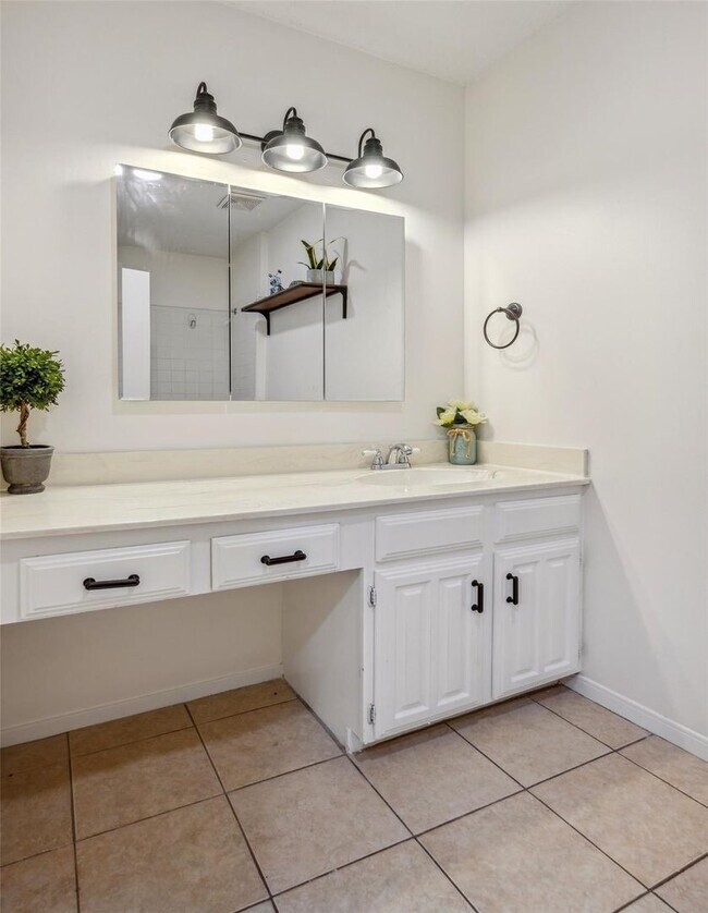 Building Photo - Beautifully crafted 3 Bed 2 Bath home in L...