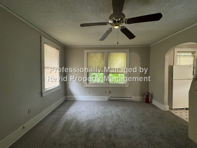 Building Photo - 2 Bed 1 Bath in Midtown!