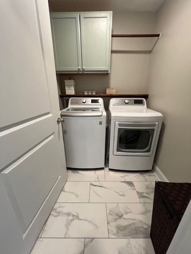 Building Photo - 4 Bedroom, 2.5 Bath Right off Exit 175