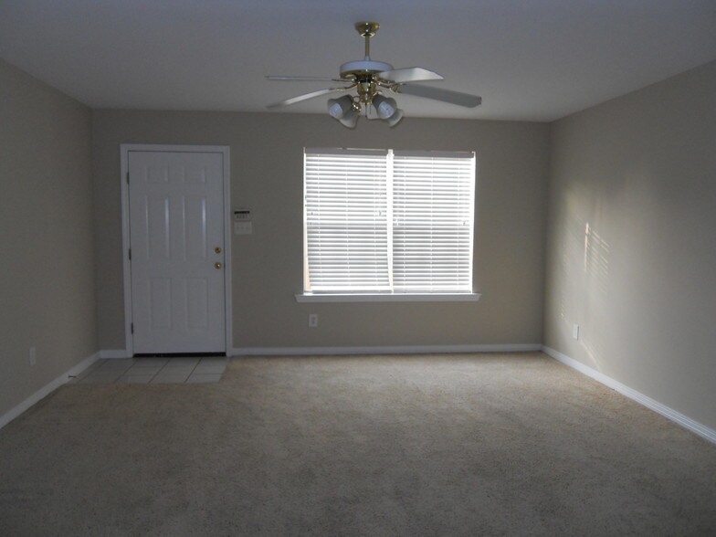 Living Room / Dining Area - 4405 Lefkoe St