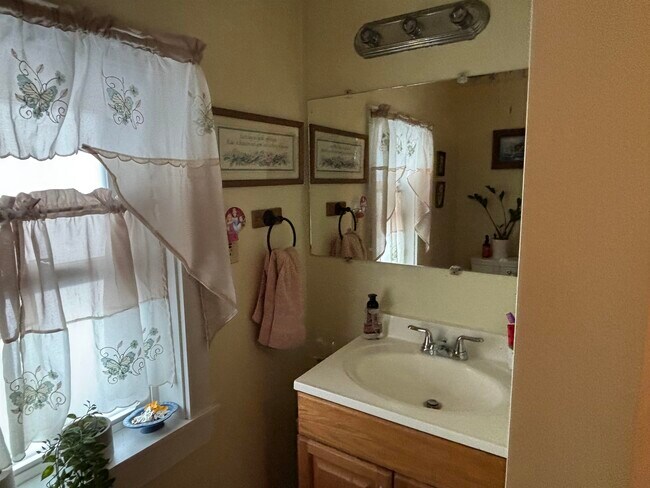 Building Photo - 21 Annie St