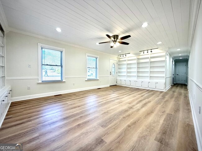 Building Photo - 305 Hillside Dr