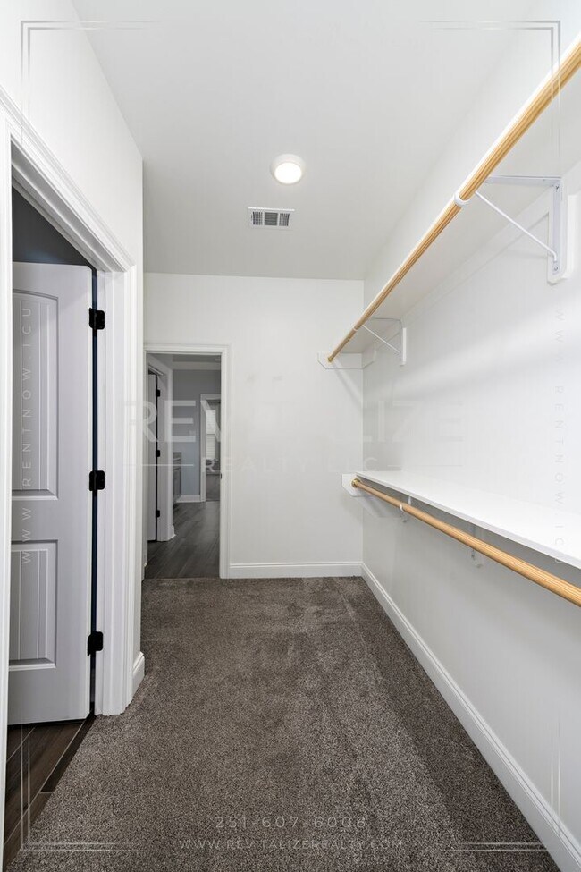 Building Photo - HALF-DEPOSIT SPECIAL! Stunning Luxury Home in Silverhill with Huge Diamond Shaped Backyard!