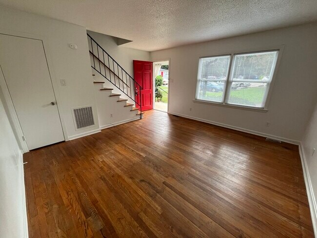 Building Photo - Adorable 2 Bed 1 Bath Available NOW!