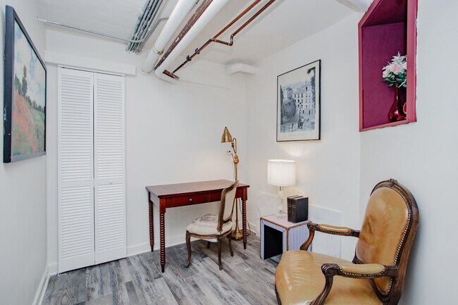 Building Photo - 622 W Briar Pl