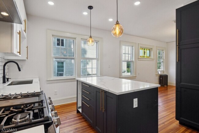 Building Photo - 17 Beekman St