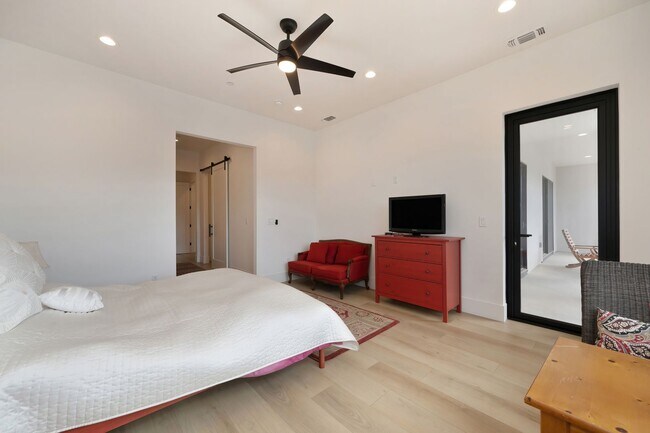 Building Photo - Waterfront 4 bed 4 bath 3,887 sq. ft.