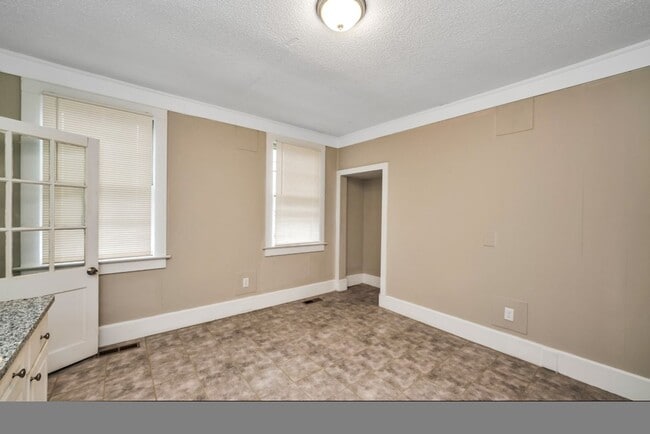 Building Photo - Updated 2-Bedroom Duplex – $800/month | Ta...