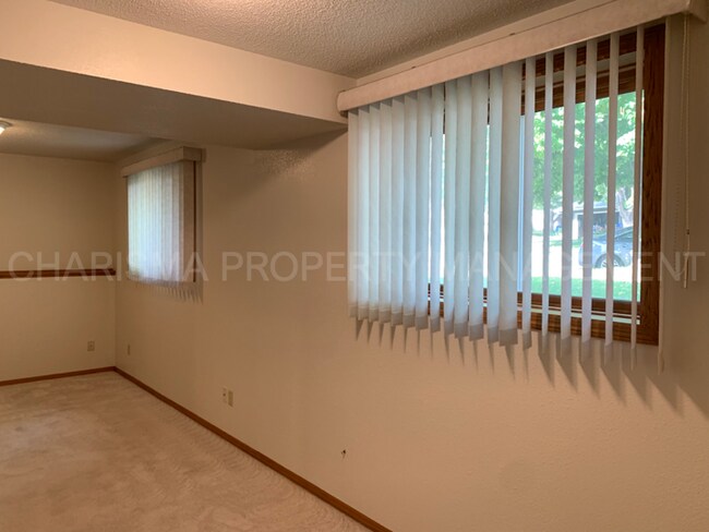 Building Photo - SPACIOUS 3 BD 2 BA HOUSE ON SOUTHEAST SIDE OF SIOUX FALLS
