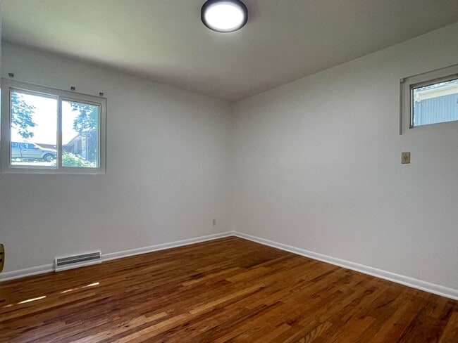 Building Photo - {10105} Charming 2 bedroom + 1 car garage + updated bathroom