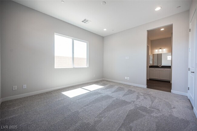 Building Photo - 117 Royal Cascade Ave