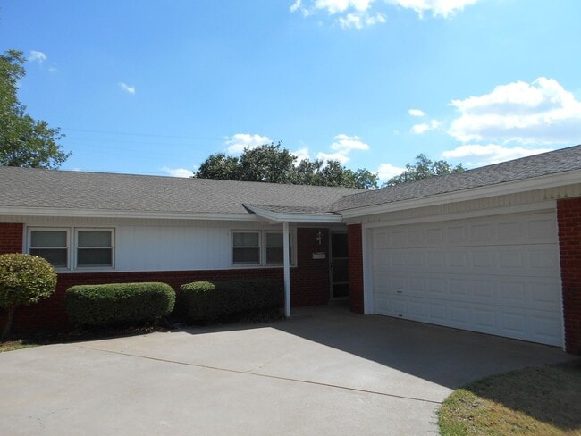 Building Photo - Very well maintained home with great location