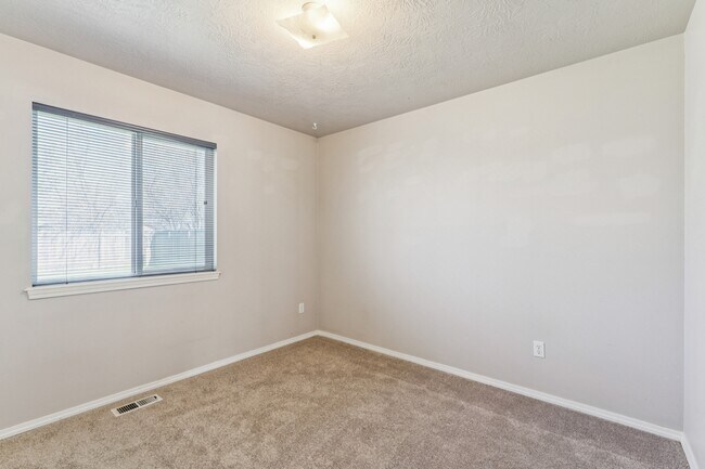 Building Photo - 8210 Waterside Ave