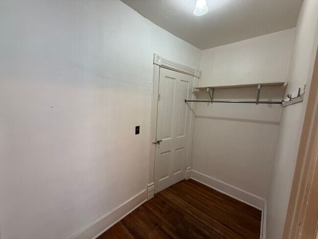 Building Photo - Spacious 1 Bed, 1 Bath Apartment Close to ...