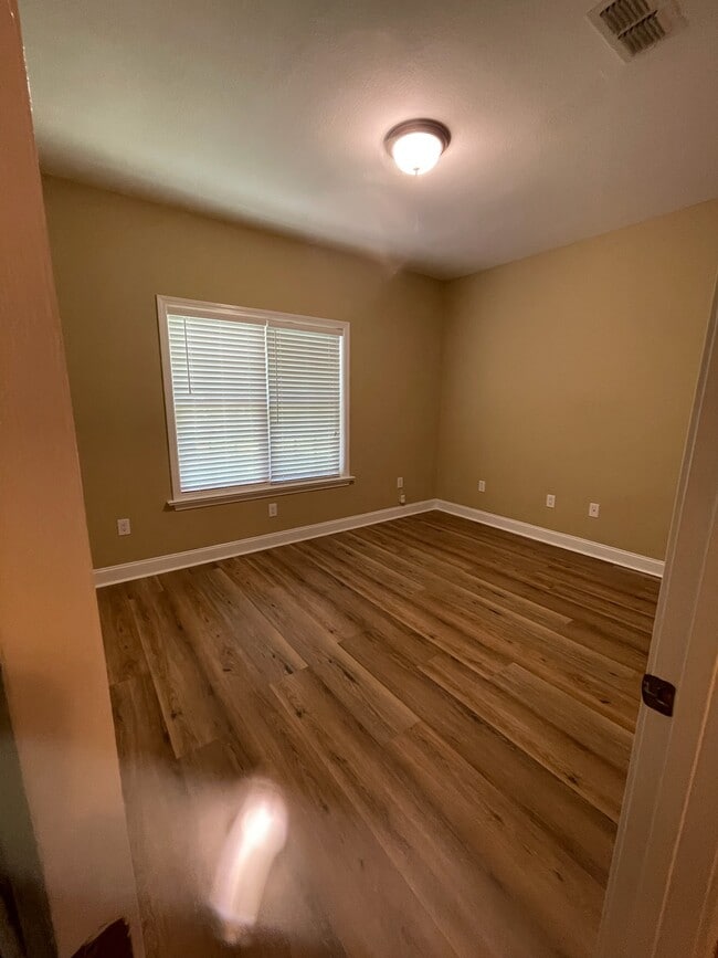 Building Photo - 266 Willow Lake Dr