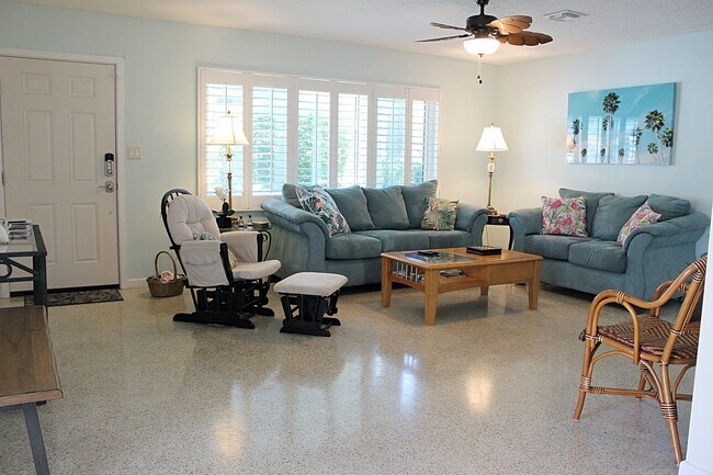 Living - 3605 Iroquois Ave