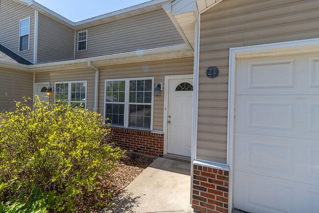 Building Photo - 5000 Derby Ridge Dr