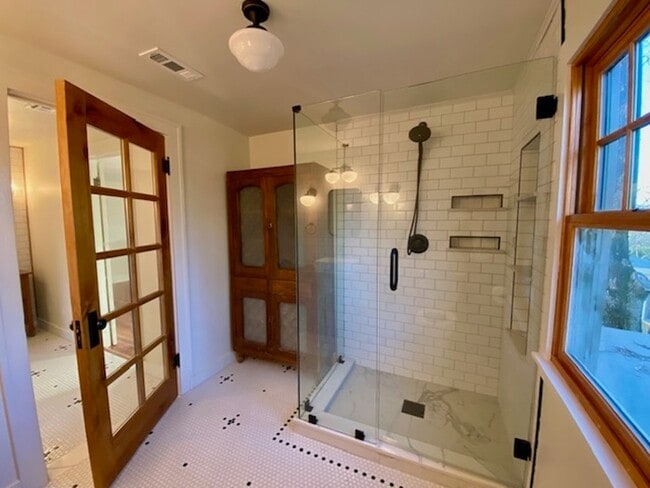 Building Photo - 412 W Ila St