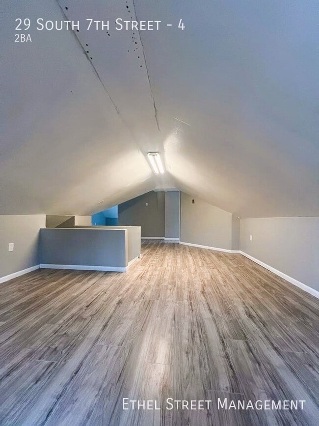 Building Photo - Newly-Updated 2 Bedroom Apartment