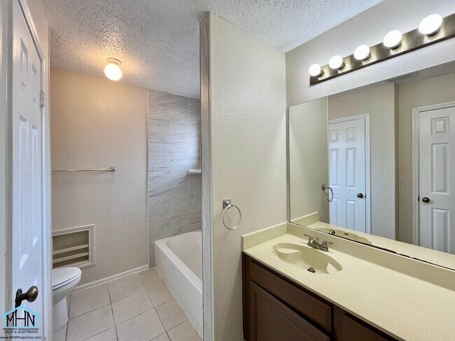 Building Photo - 1627 Firwick Dr