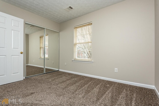 Building Photo - 246 Village Square Dr