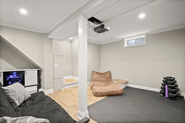 Building Photo - 11 Van Zant St
