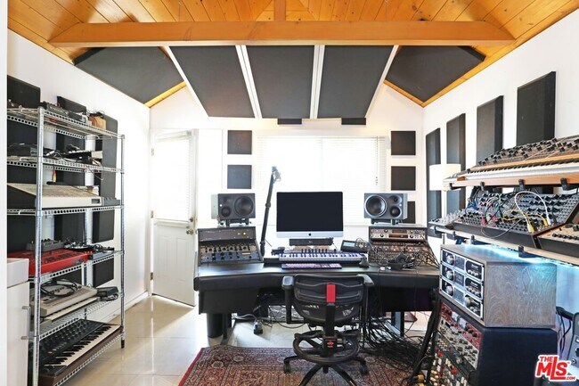 Building Photo - 1563 Lucretia Ave