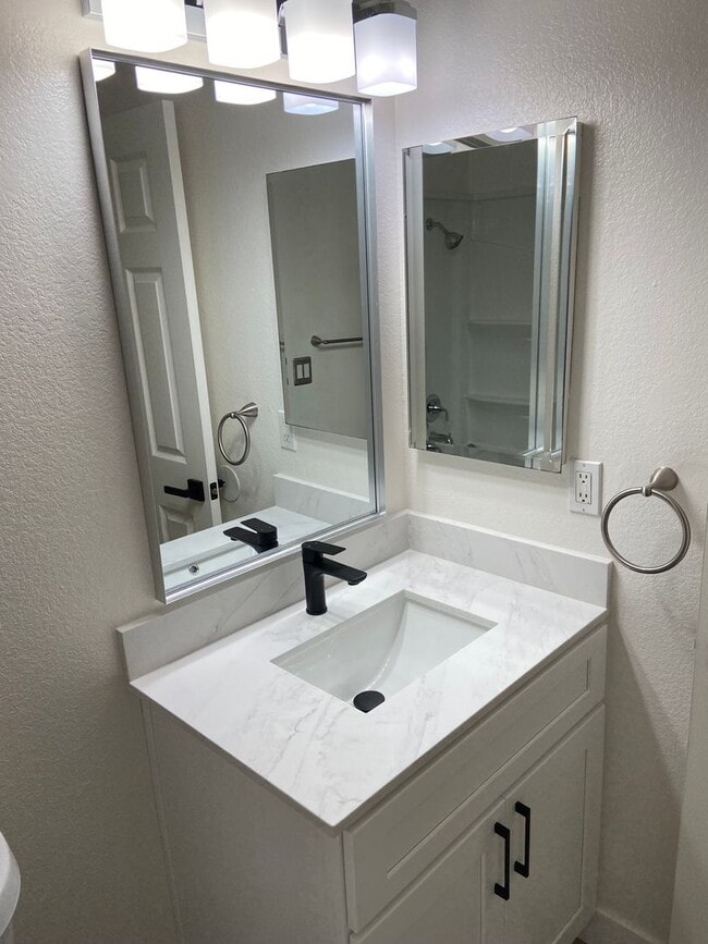 Building Photo - Valley Hi / N. Laguna 2 Bdrm 1 bath half-plex