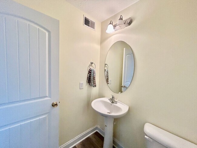 Building Photo - Large 4 Bed, 2.5 bath in Lexington!