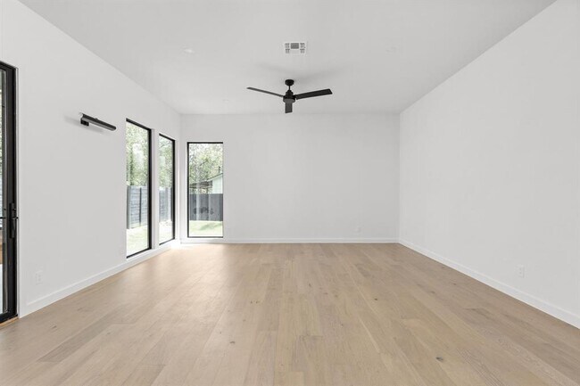 Building Photo - 912 1/2 E 50th St