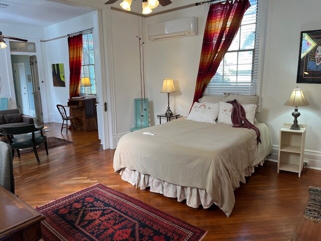 Bedroom with double/full bed - 922 Adams St