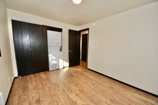 Building Photo - New Remodel 2 bed 1 bath with washer & dryer