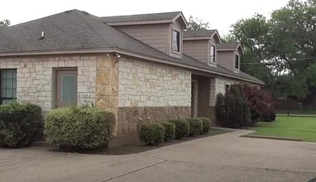 Building Photo - 5 Bedroom Near Campus