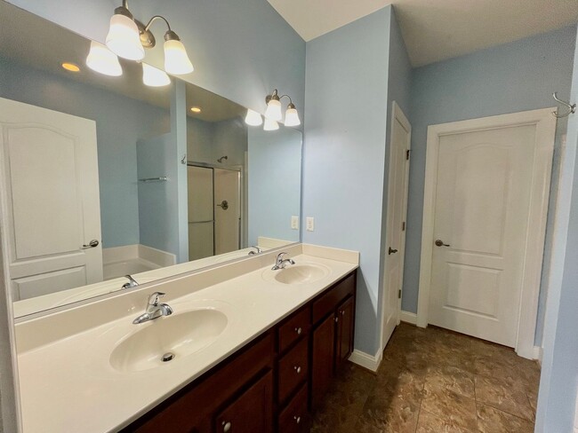 Building Photo - Ready NOW! Fabulous Townhome In Lexington!...