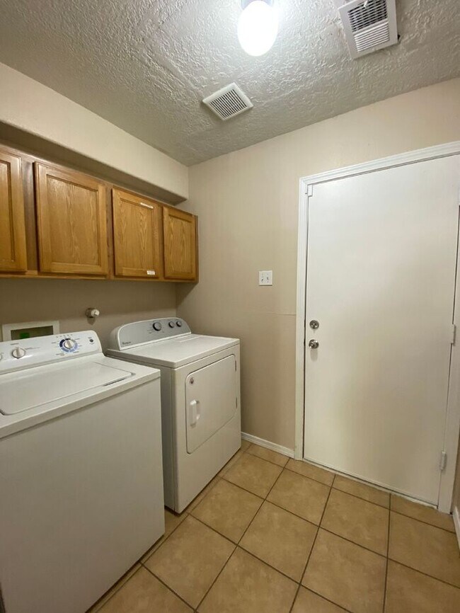 Building Photo - 2 Story - Master on Main Floor - Loft Upst...