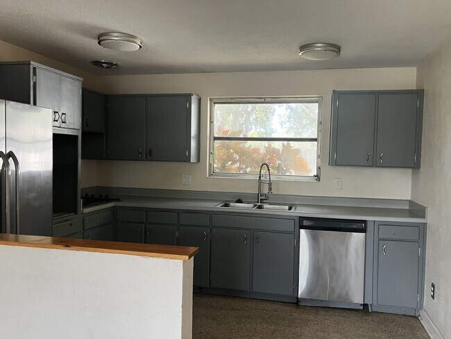 Building Photo - 2 Bedroom with fenced in backyard