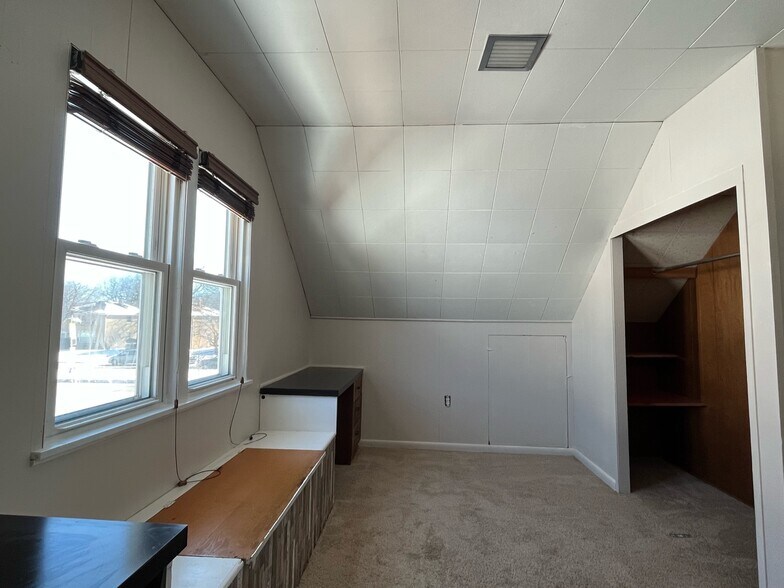 Office Space - 8634 W Burleigh St