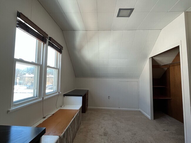 Office Space - 8634 W Burleigh St