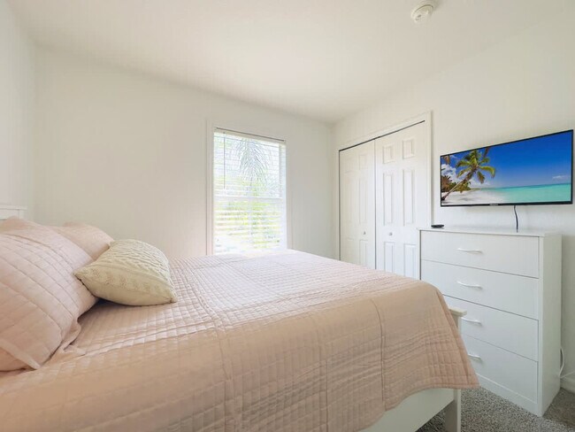 Building Photo - 1042 Calabria Ave