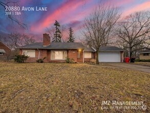 Building Photo - Welcome to this charming single-family ran...