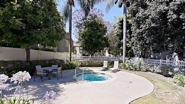 Building Photo - Charming 1Bd Upstairs Condo w/ Den & Garage