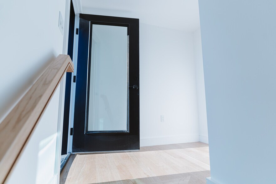 Building Photo - 5 Thurston St