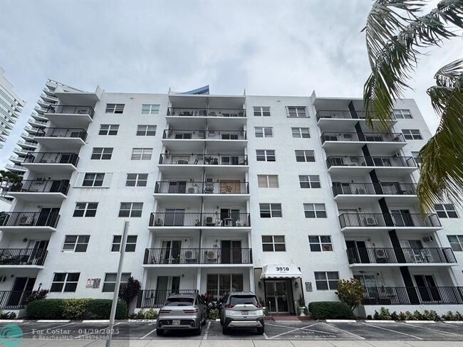 Building Photo - 3000 Riomar St