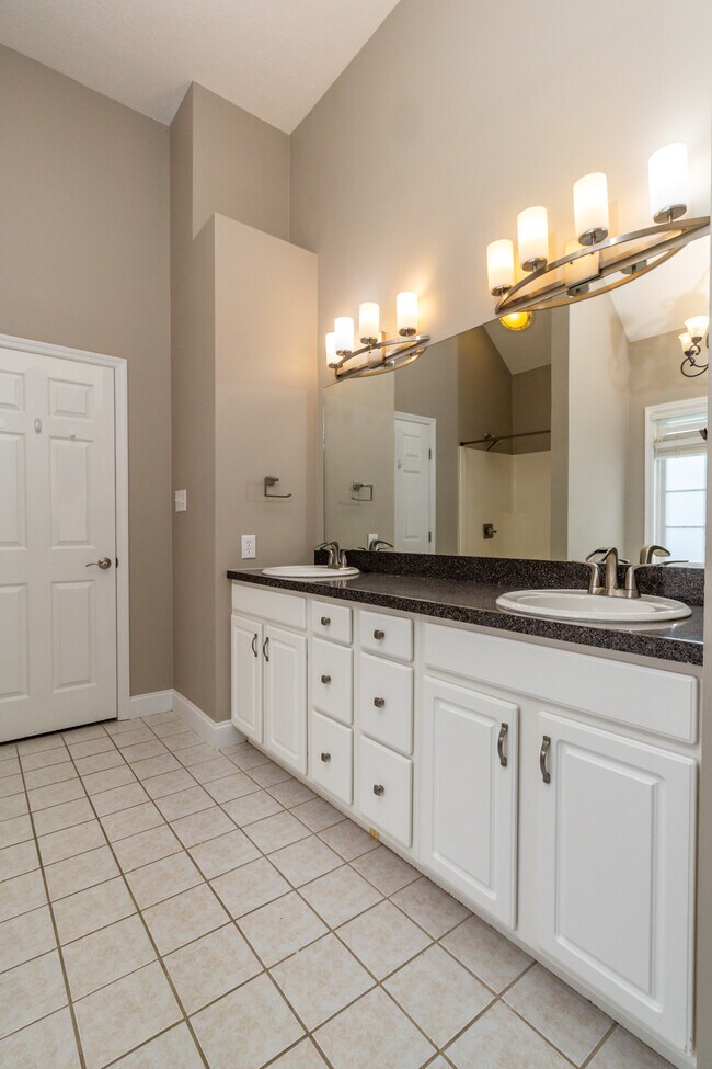 Building Photo - 1100 Winterberry Ln