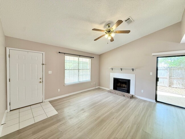 Building Photo - 2-Bedroom Quadplex