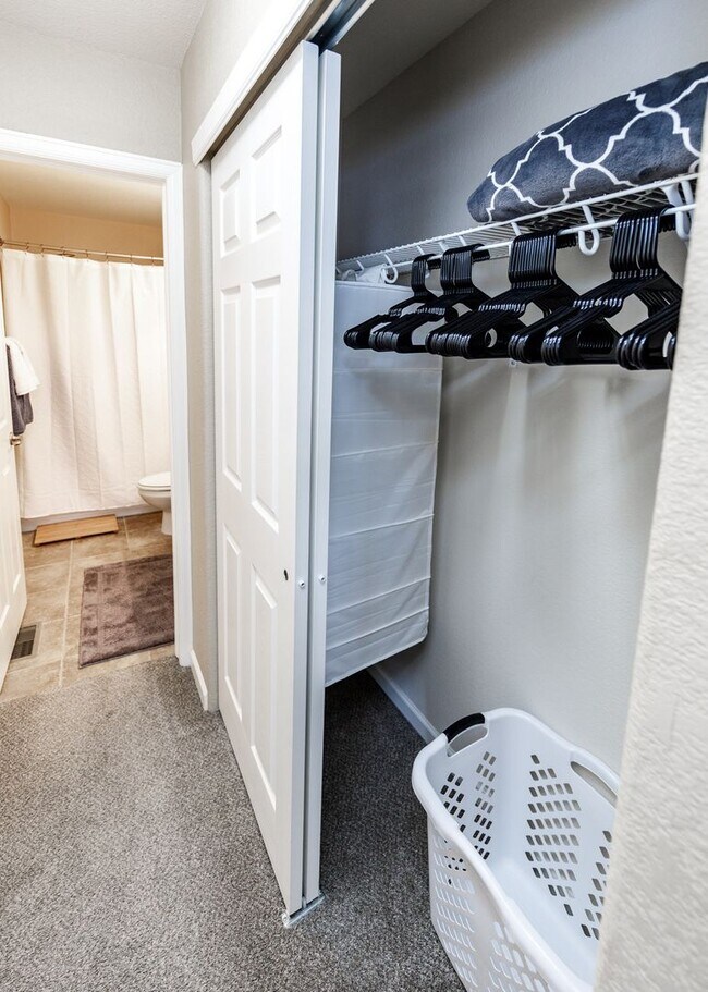 Building Photo - Fully Furnished Downtown 2 Bed, 4 Bath Executive Townhouse