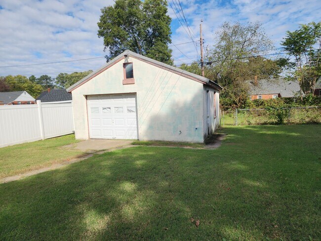 Building Photo - Incredible 2 Bedroom Ranch with Spacious 2 Car Garage!