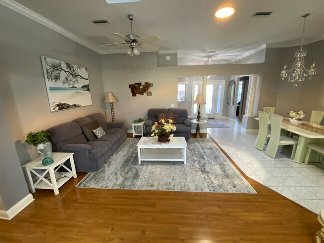 Building Photo - Spectacular ANNUAL LEASE, Fully Furnished ...
