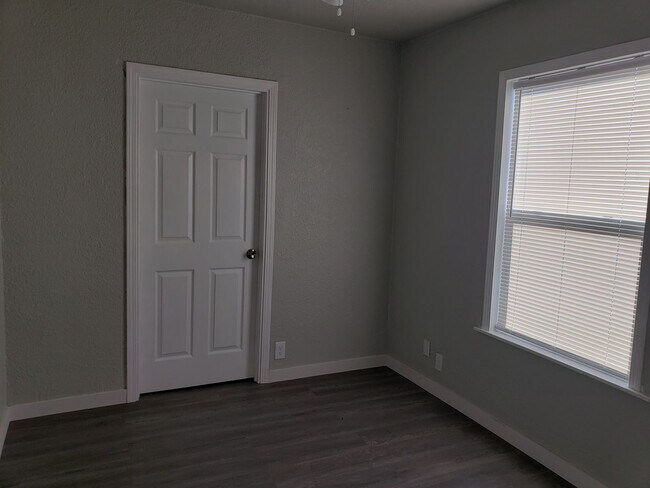 Building Photo - One Bedroom Cottage off of Eureka Way - Recently Remodeled