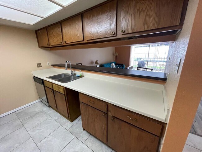 Building Photo - 2814 S Bartell Dr